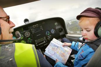 De 14-jarige Gabi leest de kaart voor de piloot.