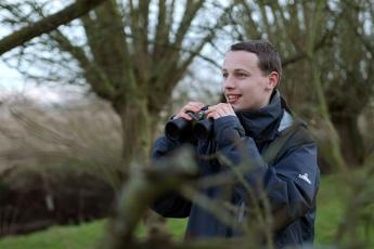 Jan de Jong (14) is vaak buiten te vinden, turend naar vogels.
