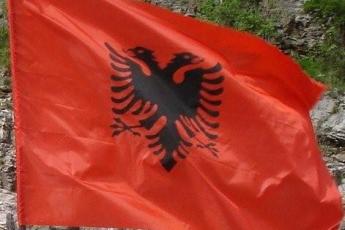 ...Kosovaarse vlag...