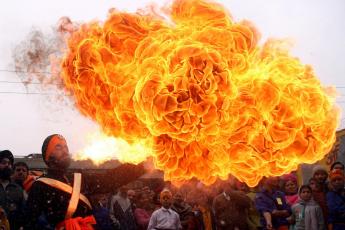 Een vuurspuwer treedt op in Jammu, een stad in het noorden van India.