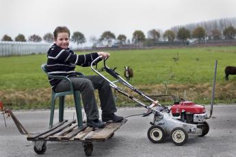 Met zijn omgebouwde grasmaaier vervoert Henri Aarnoudse van alles.